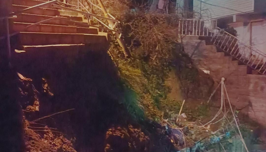 İstanbul - Sarıyerde binanın bitişiğindeki merdiven çöktü