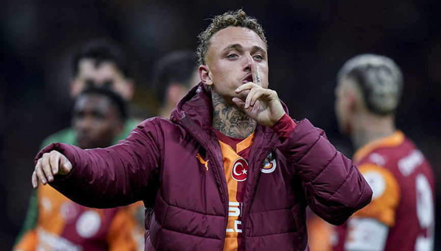 İç koridorda Lang, dışta Roland Sallai