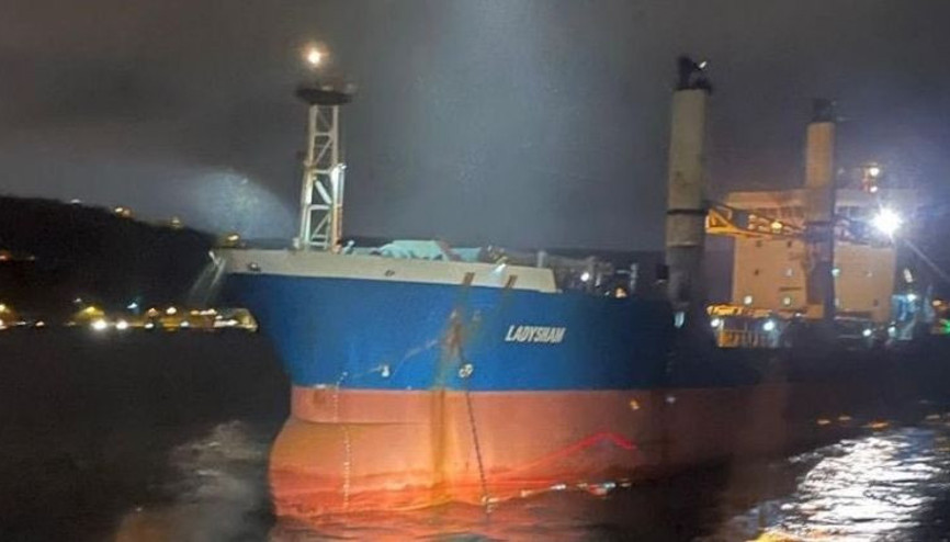 İstanbulda yük gemisi karaya oturdu