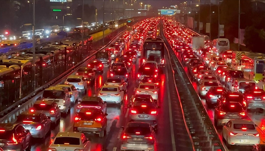 Okullarda ara tatil sona erdi; İstanbulda trafik yoğunluğu