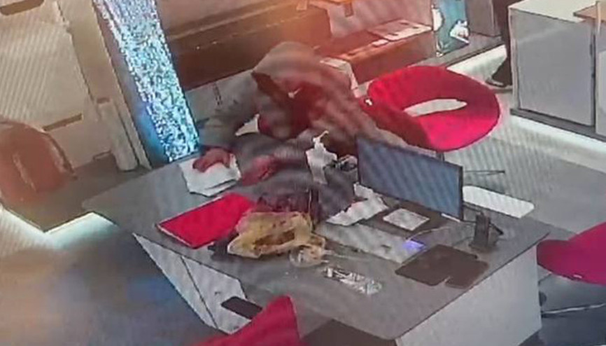 İş başvurusu için geldi, müdürün telefonunu çaldı