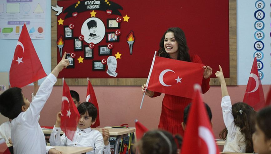 İkinci dönemin ilk ders zili çaldı | Okullarda anlamlı görüntü: Binalar bayraklarla donatıldı