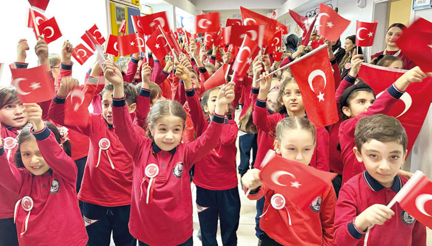 2. dönem bayrak temasıyla başladı... Okullar kırmızı-beyaz