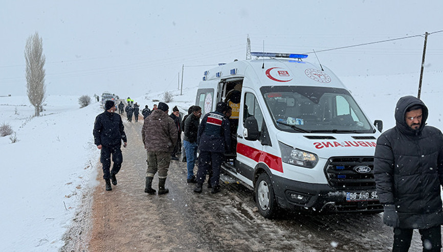 Kar ve buzlanma nedeniyle öğrenci servisi devrildi: 14 yaralı