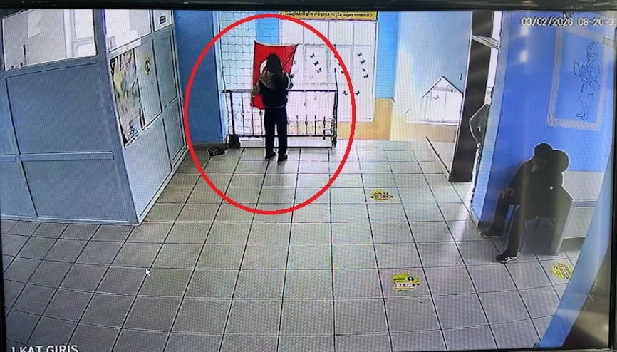 Diyarbakır’da 5’inci sınıf öğrencisinin bayrak hassasiyeti kamerada