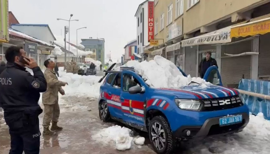 Çatıda biriken kar, jandarma aracının üzerine düştü: 2 yaralı