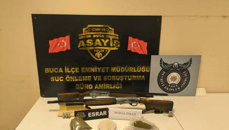 Evinde esrarla yakalanıp, gözaltına alındı Evinde esrarla yakalanıp, gözaltına alındı
