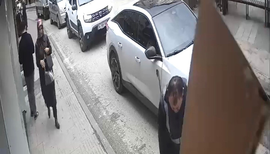 Reklam tabelası şiddetli rüzgarda temizlik işçisinin başına düştü; o anlar kamerada