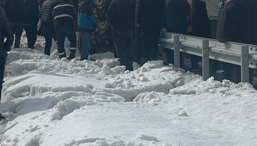 Tendürek Geçidinde kar küreme aracı devrildi: 2 ölü