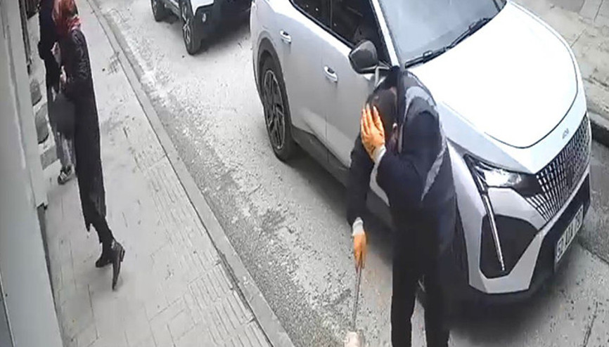 İkinci kattan temizlik işçisinin üzerine düştü: O anlar kamerada