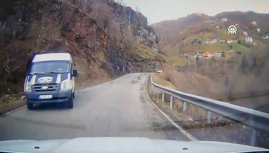 Öğrenci servisi ile otomobilin karıştığı kaza anı kamerada