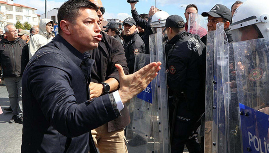 Protesto sırasında polise saldıran belediye başkanına para cezası