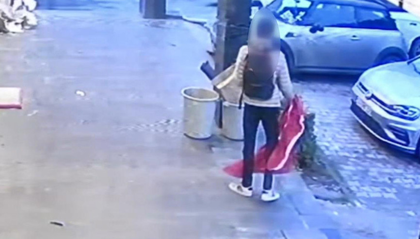 İstanbulda Türk bayrağına saldırı Şüpheli yakalandı