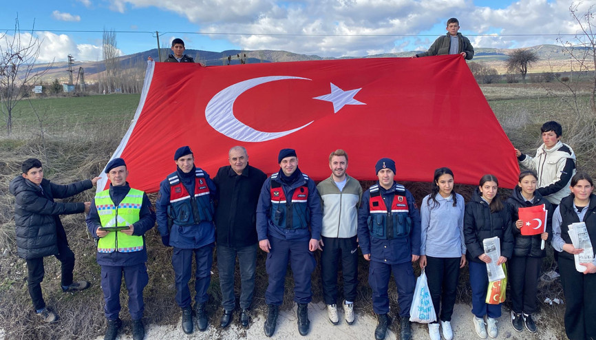 Öğrenciler ve jandarmadan bayrak etkinliği Öğrenciler ve jandarmadan bayrak etkinliği