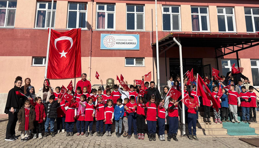 İlkokulda bayrak sevgisi etkinliği İlkokulda bayrak sevgisi etkinliği