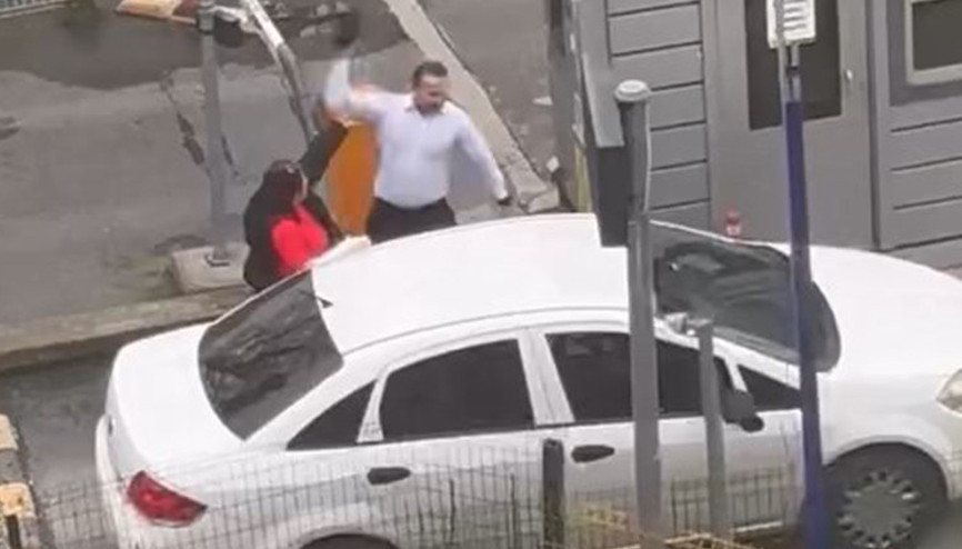 Kadıköydeki maganda kamerada: Küfrederek aracından indi, otomobilin aynasını kırdı