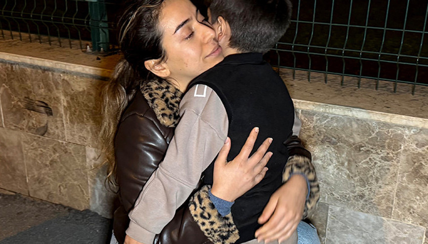 Gözyaşlarına boğuldu | Anne, çocuğuna 1,5 yıl sonra polis merkezinde kavuştu