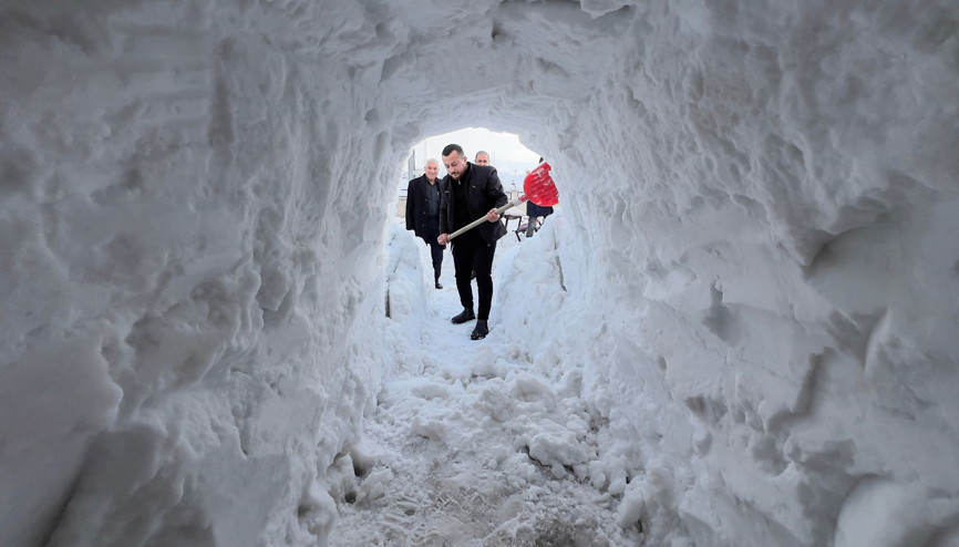 Yüksekovada esnaf dükkanının önüne kardan tünel açtı