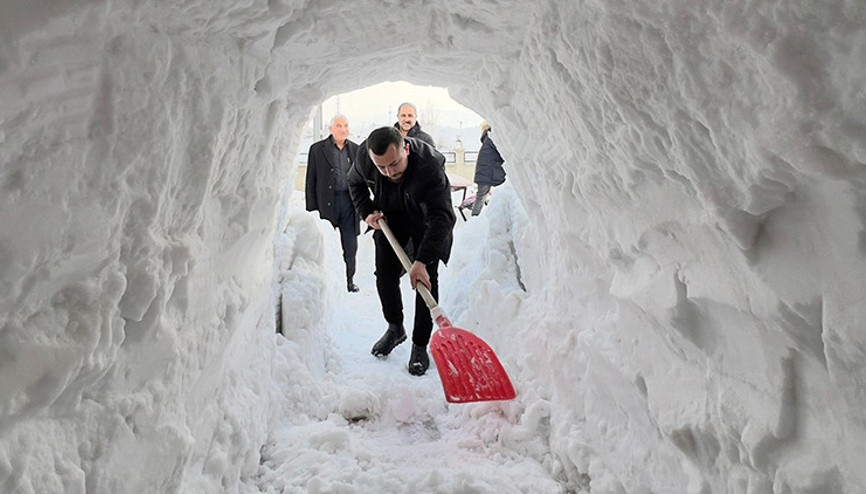 Bu kentte kış çok zor geçiyor Esnaf, dükkanına ulaşmak için kardan tünel yaptı