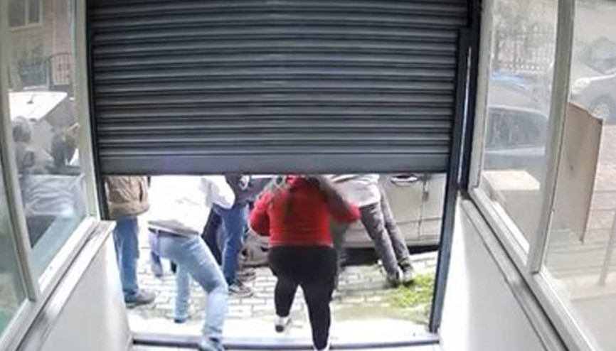 Avcılarda iş yerinde taciz iddiası Esnaf şüpheliyi darbetti