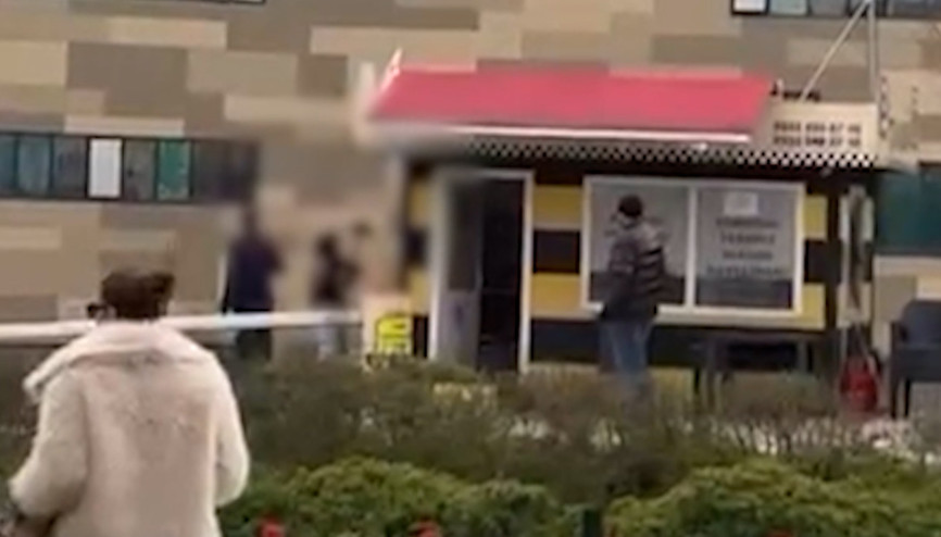 Taksiye alınmadığını iddia eden kadın, durağa zarar verdi