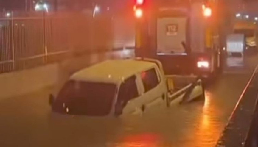 İzmiri kuvvetli yağış vurdu… Bir kişi feci şekilde can verdi, yolları su bastı