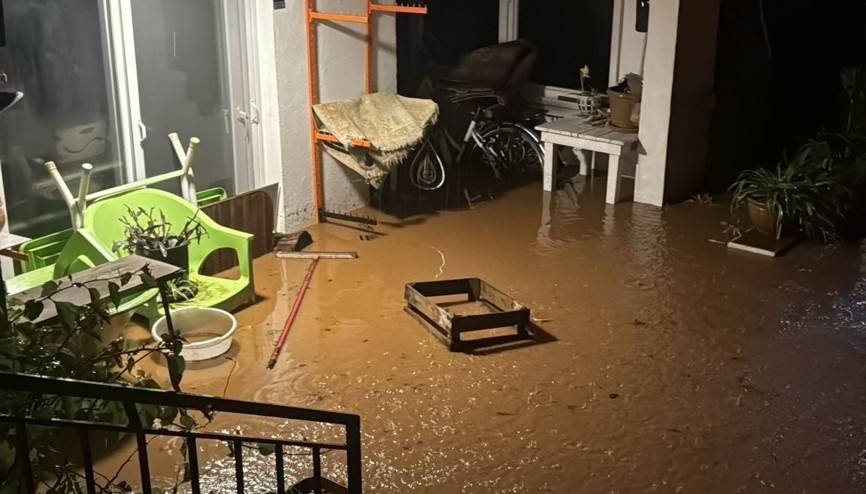 Marmaris merkezde fırtına, kırsal bölgelerde sağanak yaşamı olumsuz etkiledi Marmaris merkezde fırtına, kırsal bölgelerde sağanak yaşamı olumsuz etkiledi