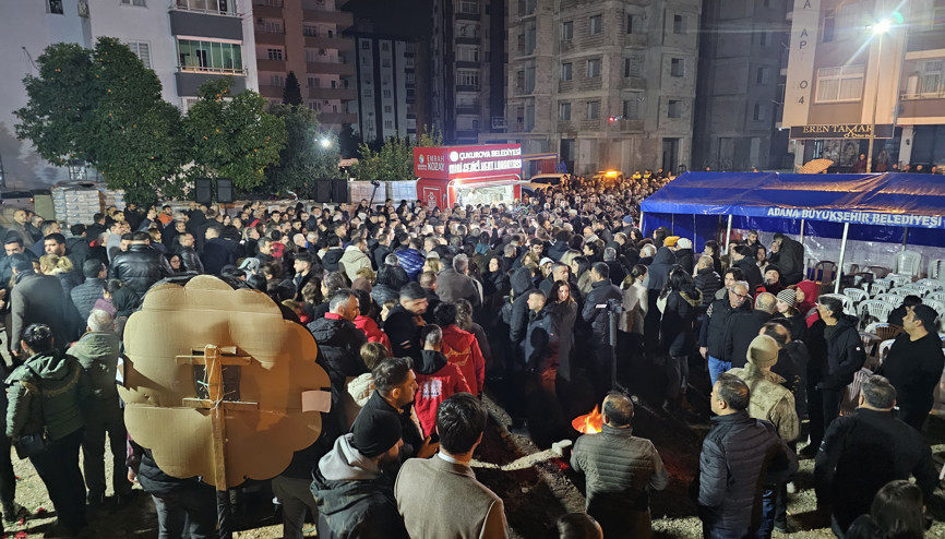 Adana’da anma etkinliği 96 kişinin hayatını kaybettiği bina alanında yapıldı