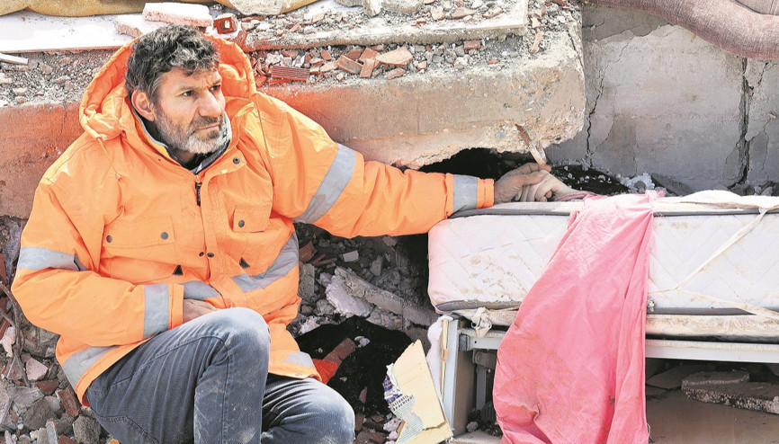 Depremde kızının elini tutarak yürekleri yakan baba