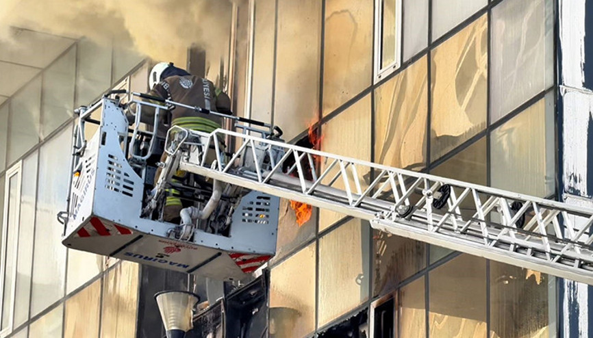 İstanbulda AVM içindeki iş yerinde yangın