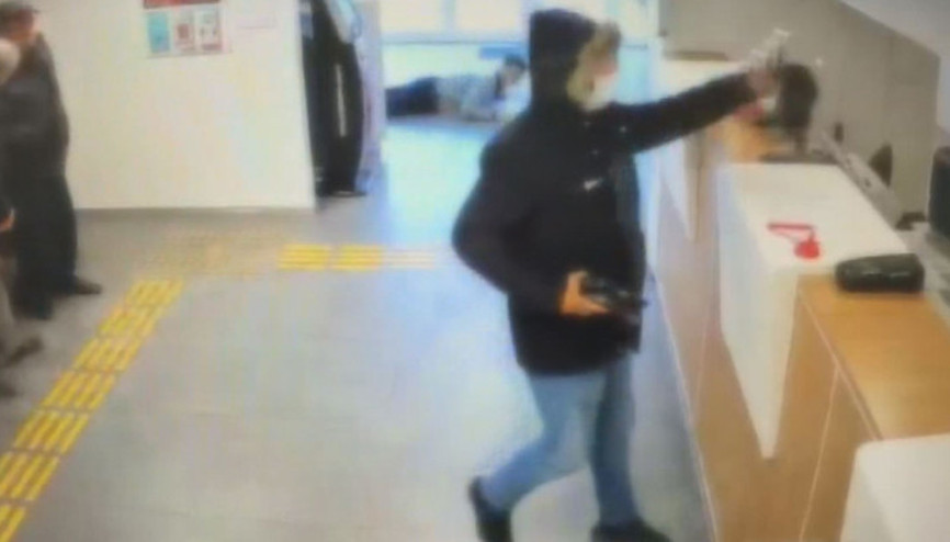 Fatihte banka soydu, birine çarptı, paraları düşürdü Soygun anları kamerada...