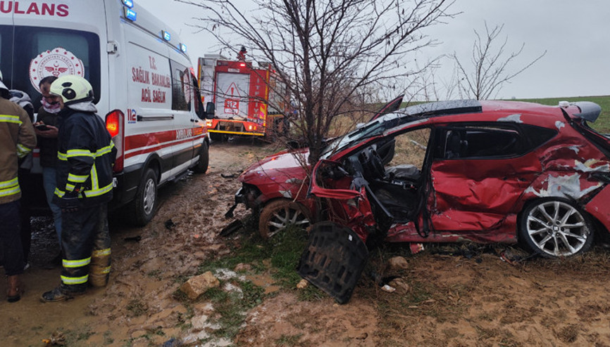 Mardinde feci kaza Otomobil ile TIR çarpıştı: 2 ölü, 2si ağır 3 yaralı