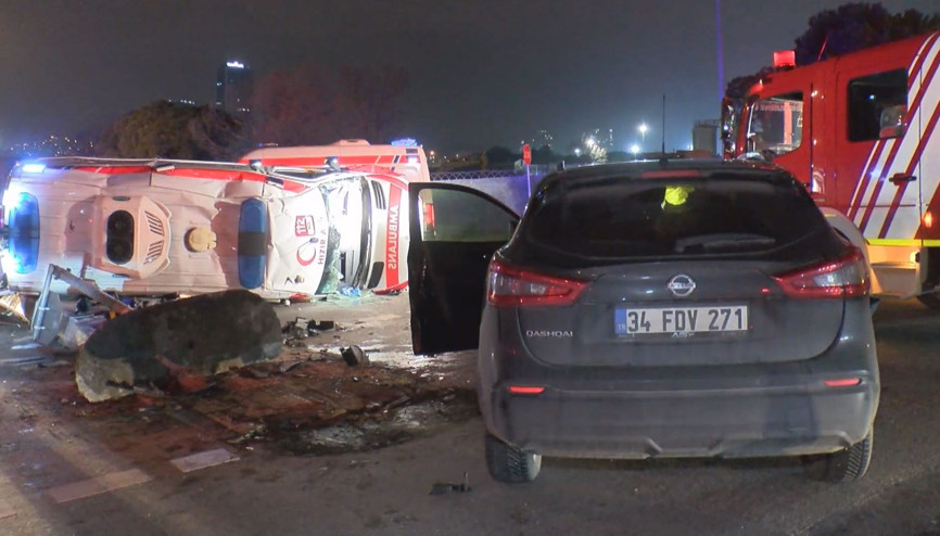 Kartalda feci kaza Ambulans ile cip kafa kafaya çarpıştı: 2si sağlık personeli 3 yaralı