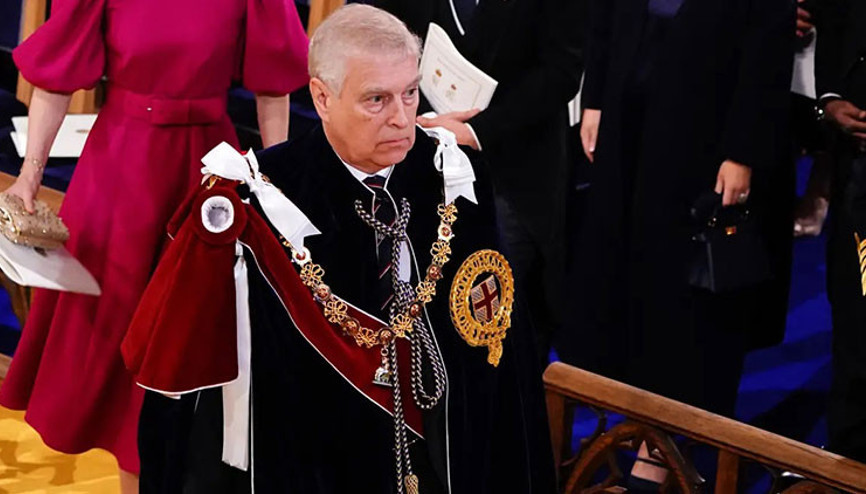 Ailesi Epstein’in ‘dostu’ eski prense son darbeyi vurdu… Onu bir ‘çöp poşeti’ gibi gece yarısı kapını önüne koydular