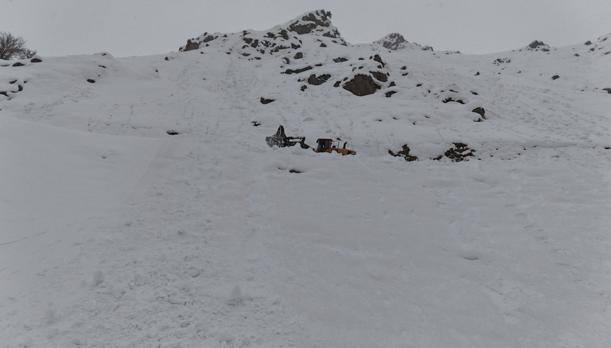Yüksekovada çığ nedeniyle kapanan mezra yolu, 2 ay sonra açıldı