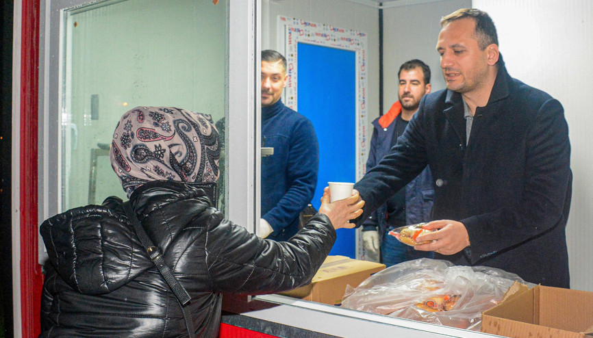 Bornovada sıcak çorba dağıtımı 3 noktaya ulaştı