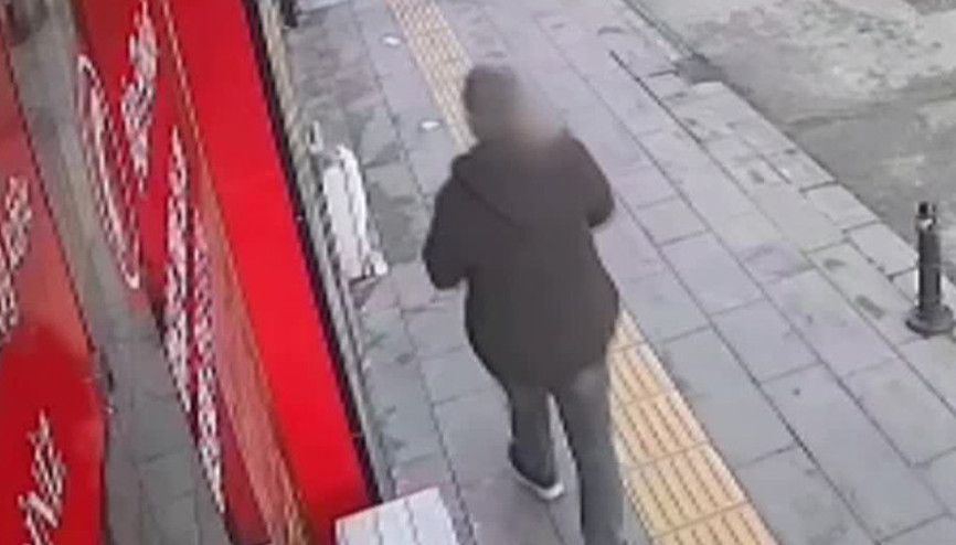 İmam sahibi alsın diye bıraktı, o çaldı İlginç olay kamerada