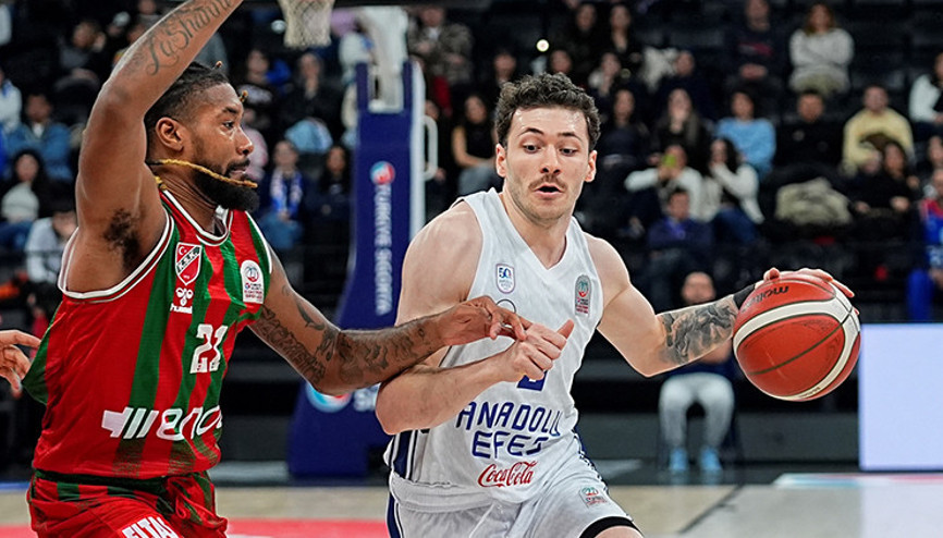 Anadolu Efes evinde Karşıyakayı mağlup etti