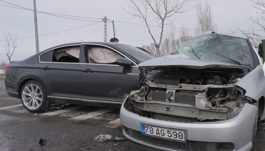 Bingölde otomobiller çarpıştı: 2 ölü, 4 yaralı Kaza saniye saniye kamerada