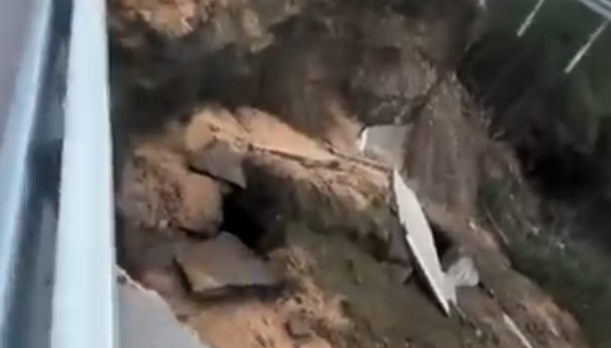 Çöken kara yolunda 10 metrelik çukur oluştu Çöken kara yolunda 10 metrelik çukur oluştu