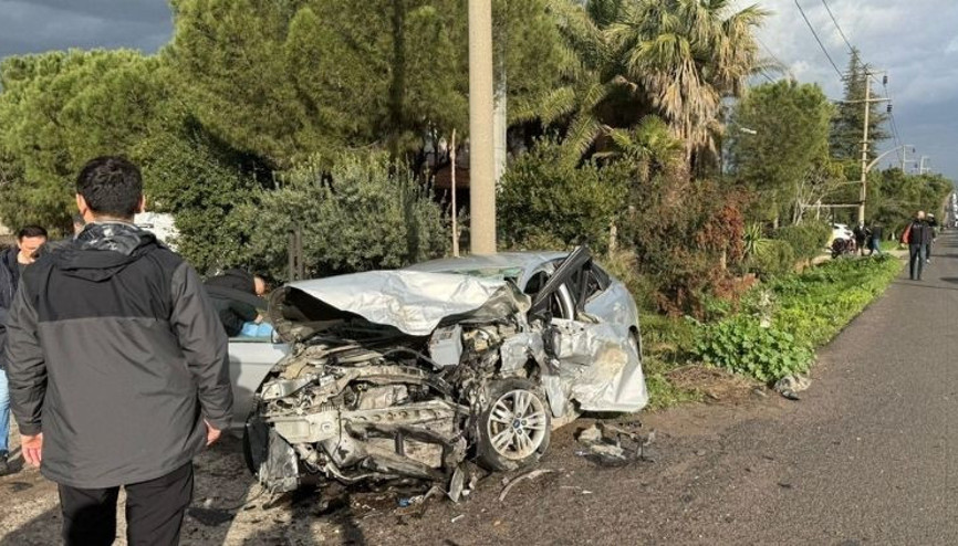 Manisada refüjü aşıp 2 araca çarptı: 2 ölü, 4 yaralı