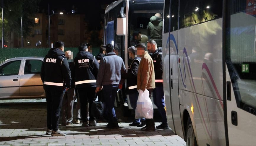 Buca Belediyesine operasyonda 26 şüpheli adliyede Buca Belediyesine operasyonda 26 şüpheli adliyede
