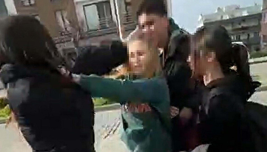 14 yaşındaki kız, okul çıkışında akranının saldırısına uğradı