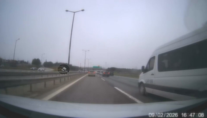 İstanbul - Sancaktepede kamyonet, polis aracına çarptı; kaza kamerada