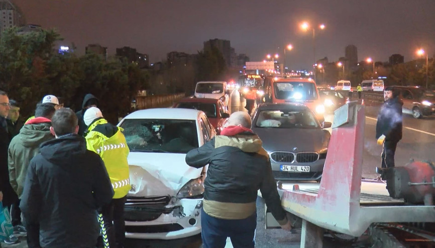 İstanbul - Ümraniyede 7 aracın karıştığı zincirleme kaza; trafik yoğunluğu oluştu -1