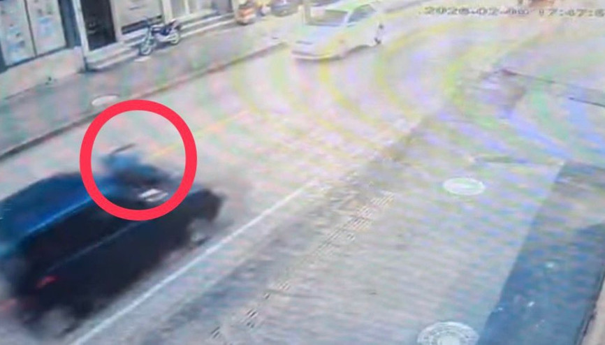 Yolun karşısına geçerken otomobilin çarptığı yaya öldü, kaza kamerada