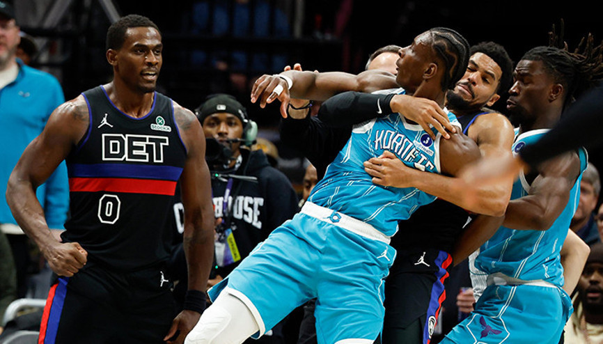 NBA maçında kavga çıktı: Yumruklar havada uçuştu