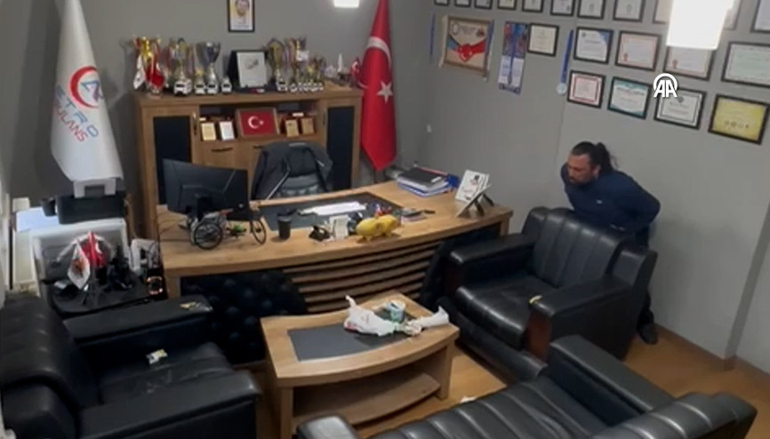 Boğazına kaçan yiyeceği kendi kendine yaptığı Heimlich manevrasıyla çıkardı