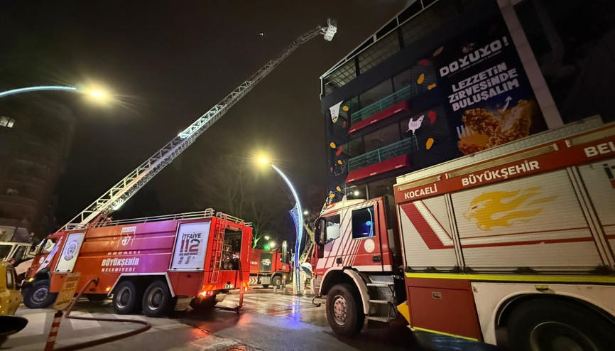 İzmit’te 7 katlı binanın çatısında çıkan yangın söndürüldü