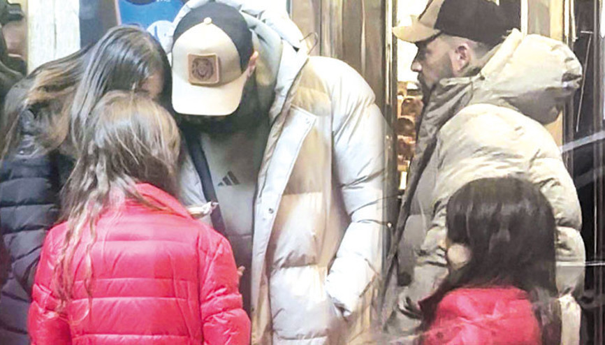 Kızlarıyla görüntülenince sinirlendi: Çekmeyin, istemiyorum